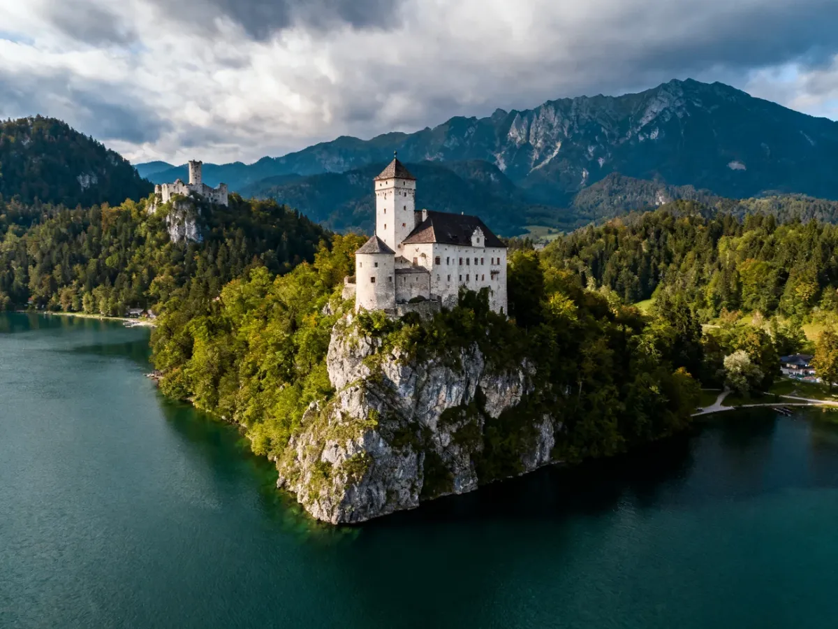 Zamek Dunajec w Niedzicy nad Jeziorem Czorsztyńskim